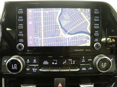Used 2020 Toyota Highlander XLE AWD/4WD image 35