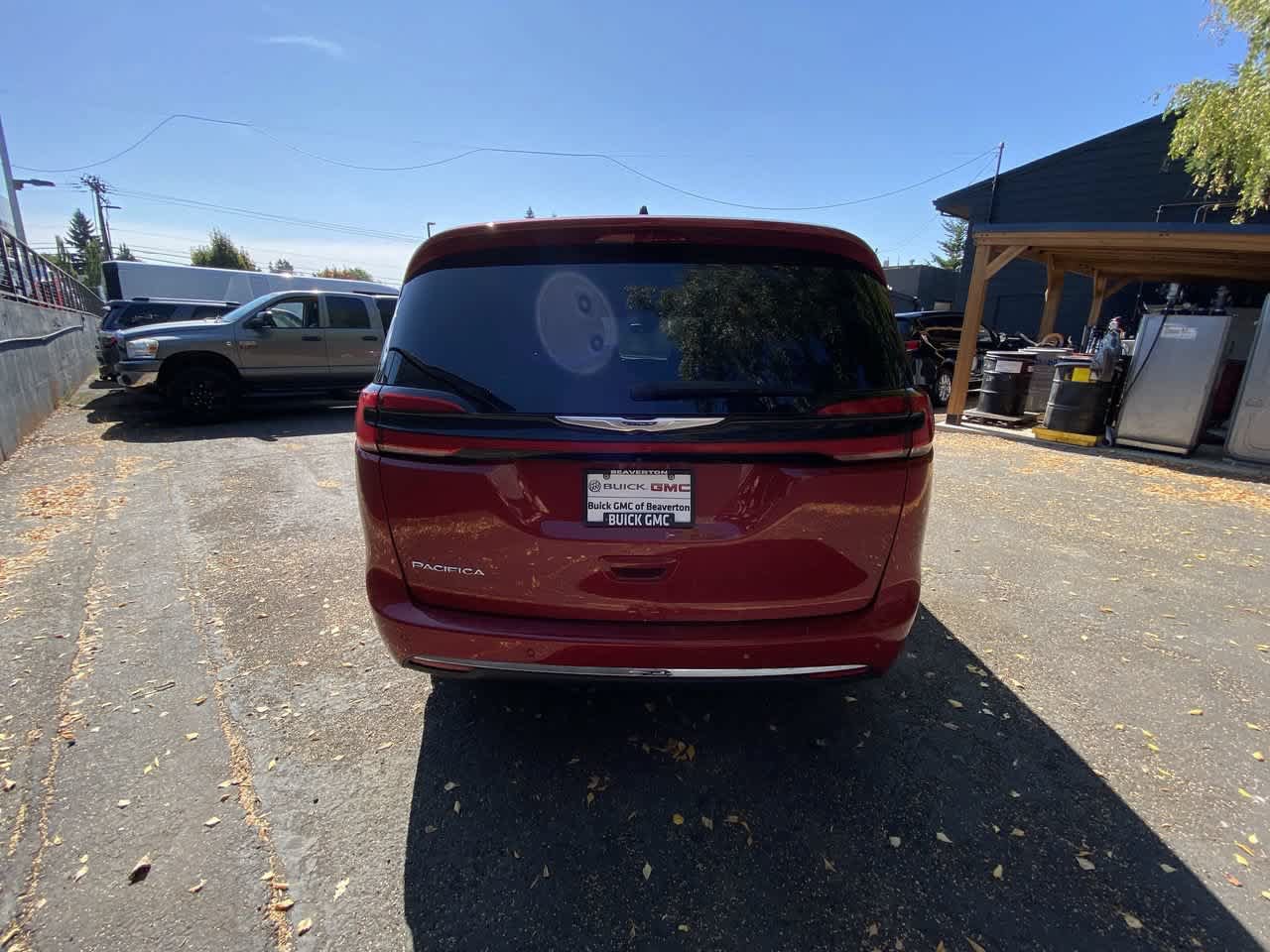 Used 2025 Chrysler Pacifica Select FWD image 5