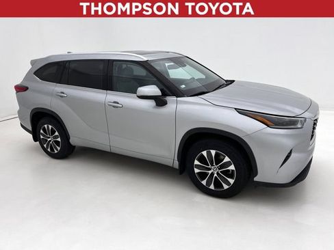 Used 2021 Toyota Highlander XLE AWD/4WD image 1
