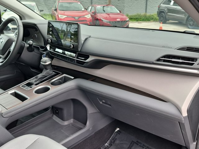 Used 2024 Toyota Sienna XLE FWD image 21