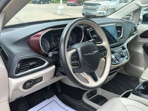 Used 2017 Chrysler Pacifica Limited w/ Advanced Safetytec Group FWD image 16