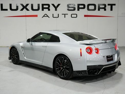 Used 2020 Nissan GT-R Premium image 3