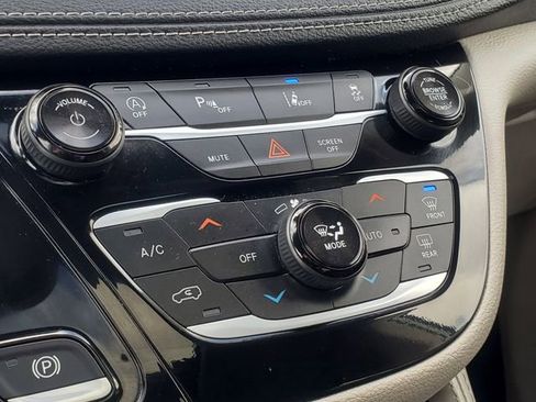 Used 2023 Chrysler Pacifica Limited FWD image 27
