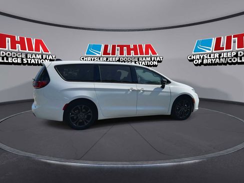 New 2026 Chrysler Pacifica Select image 8