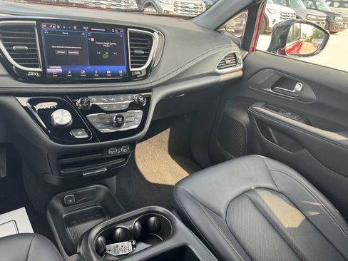 Used 2025 Chrysler Pacifica Select AWD/4WD image 23