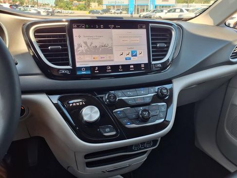 Used 2024 Chrysler Pacifica Touring-L FWD image 7
