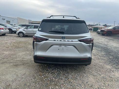 Used 2023 Toyota Sienna LE image 4