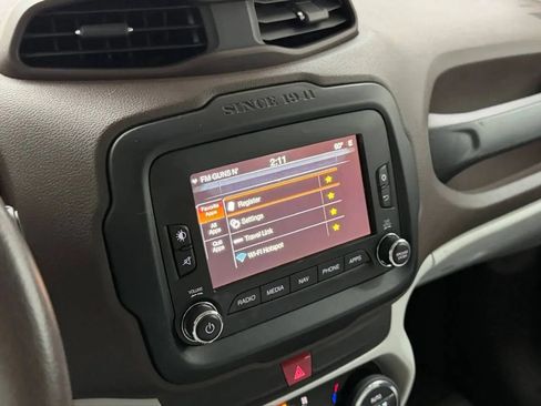 Used 2017 Jeep Renegade Latitude FWD image 21