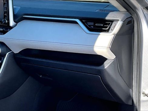 Used 2020 Toyota RAV4 XLE Premium image 18