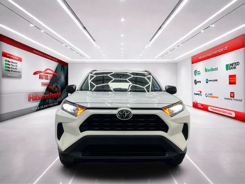 Used 2020 Toyota RAV4 LE FWD image 2