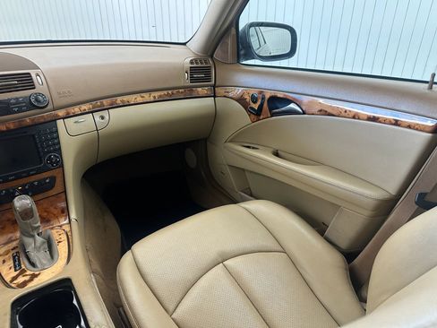 Used 2008 Mercedes-Benz E 350 4MATIC Sedan image 16