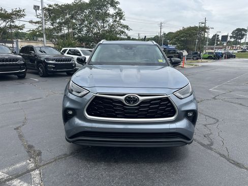 Used 2023 Toyota Highlander XLE FWD image 4