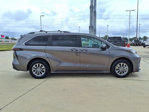 Certified 2023 Toyota Sienna LE FWD image 5