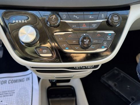 Used 2024 Chrysler Pacifica Touring-L image 19