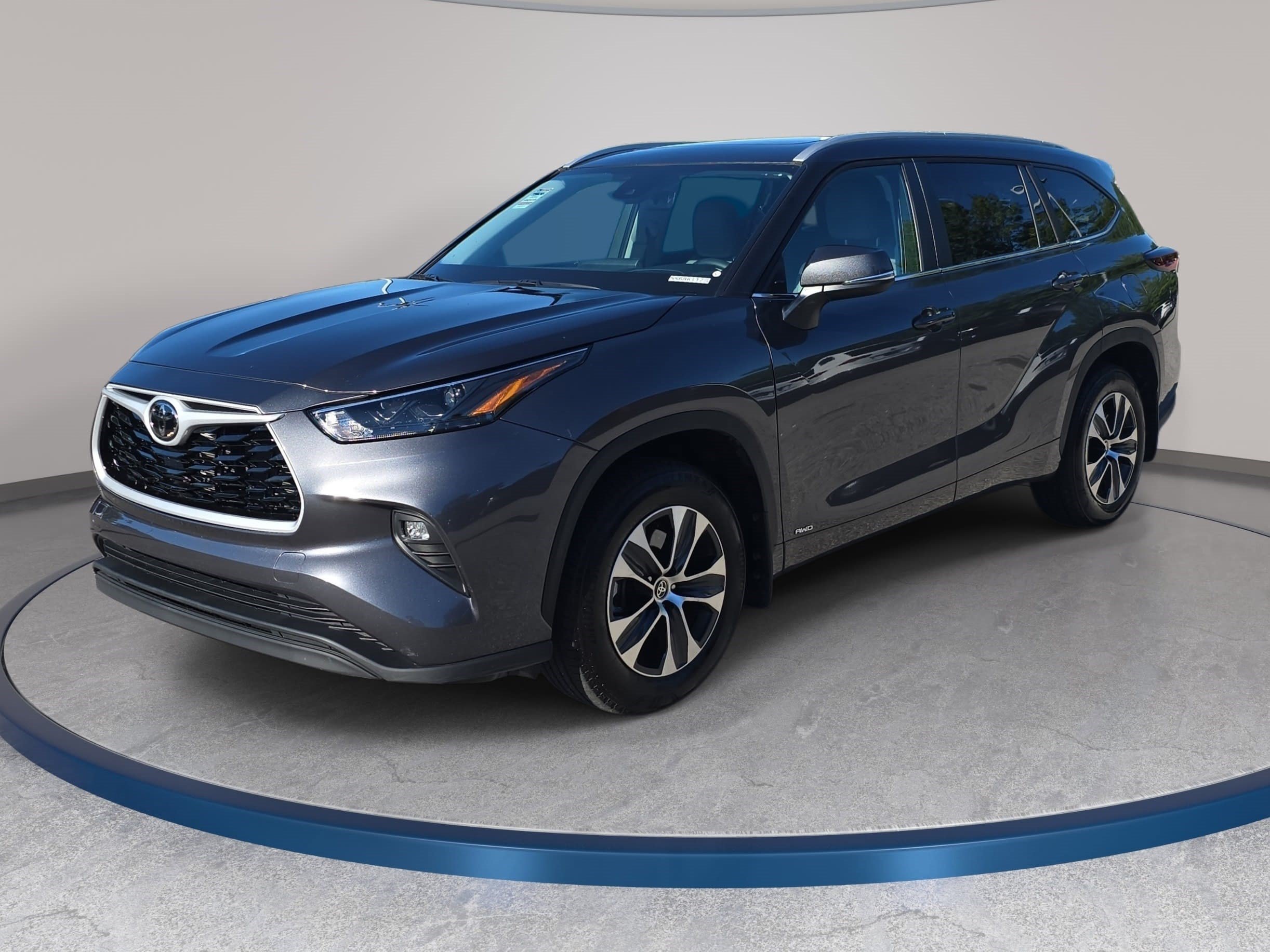 Used 2025 Toyota Highlander XLE AWD/4WD image 1