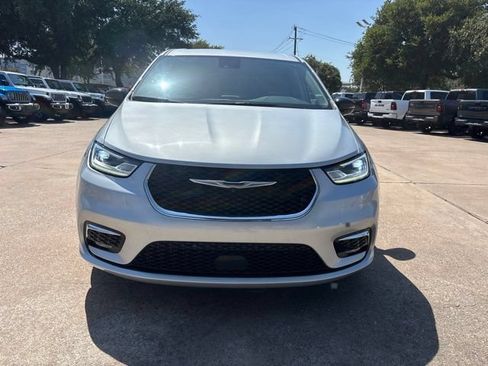 Used 2024 Chrysler Pacifica Touring-L FWD image 2