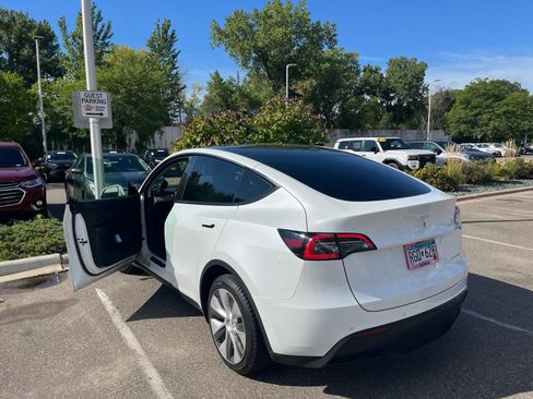Used 2021 Tesla Model Y Long Range AWD/4WD image 2