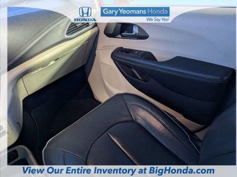 Used 2018 Chrysler Pacifica Limited image 13