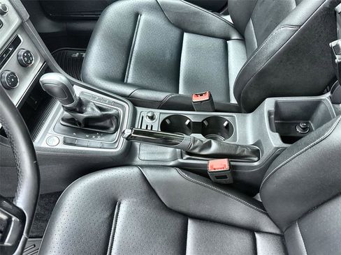 Used 2016 Volkswagen Golf SE image 16