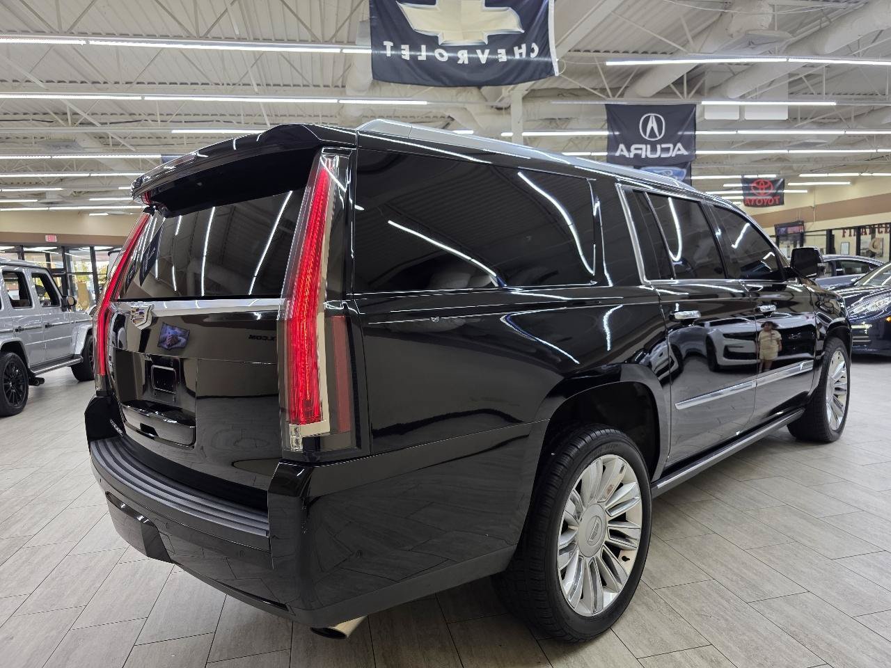 Used 2018 Cadillac Escalade ESV Platinum AWD/4WD image 6