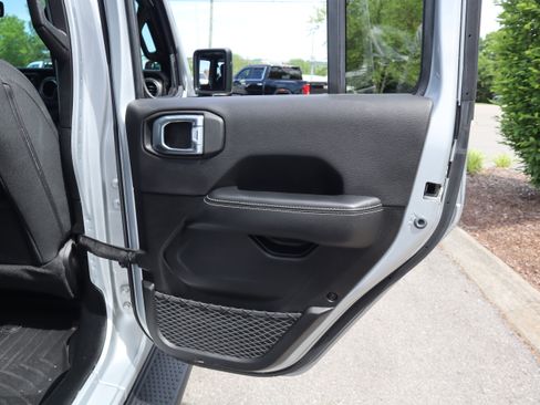 Used 2022 Jeep Wrangler Unlimited Sahara AWD/4WD image 30