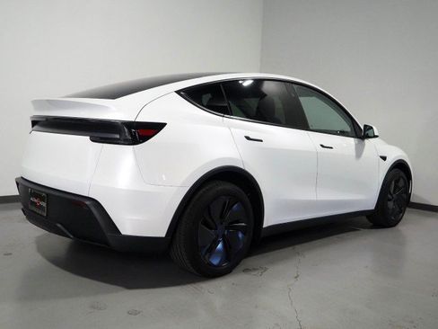 Used 2026 Tesla Model Y Long Range RWD image 7