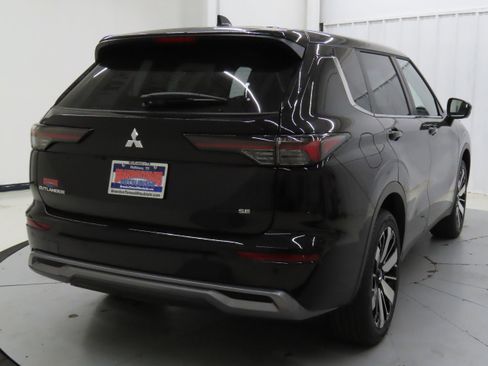 New 2025 Mitsubishi Outlander SE image 3