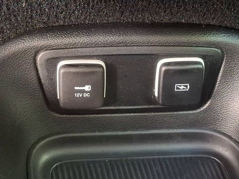 Used 2021 Chrysler Pacifica Touring-L w/ Uconnect Theater Family Group FWD image 26