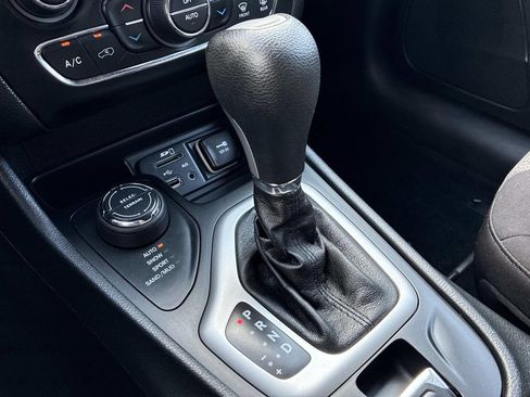 Used 2014 Jeep Cherokee Latitude w/ Comfort/Convenience Group AWD/4WD image 29
