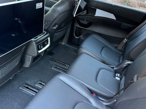 New 2025 Kia Carnival SX image 12