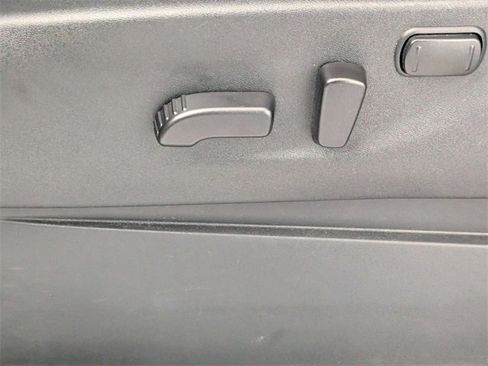 Used 2025 Nissan Frontier SV image 13