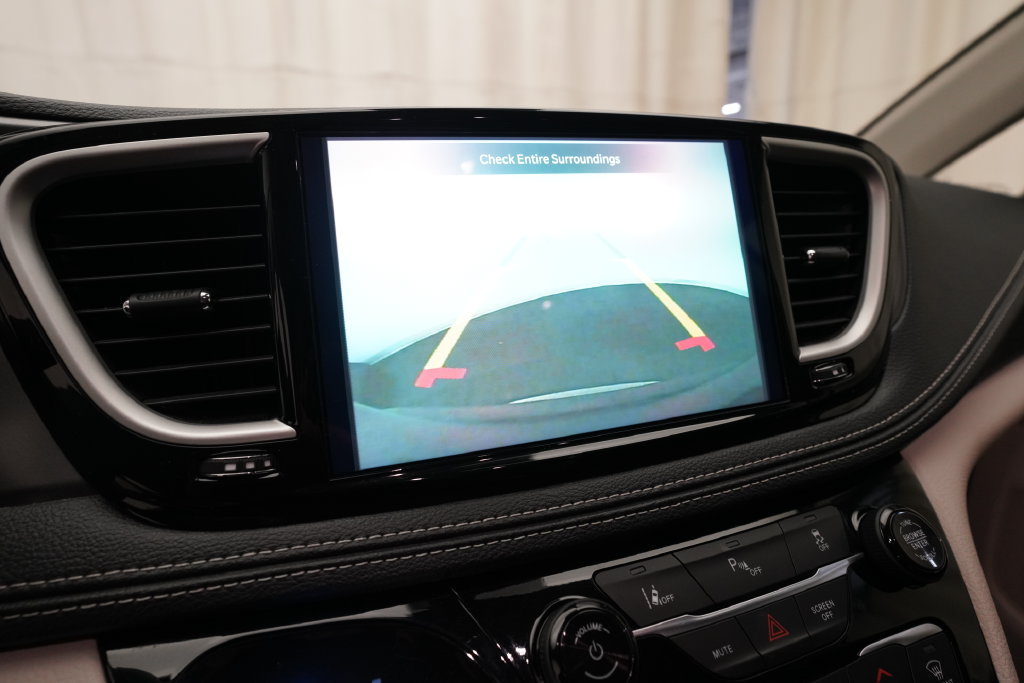 Used 2024 Chrysler Pacifica Limited FWD image 20