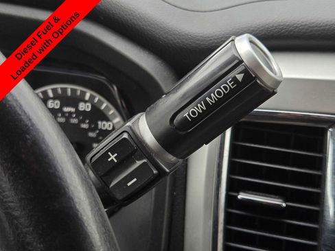 Used 2019 Nissan Titan SV w/ SV Convenience Package image 25