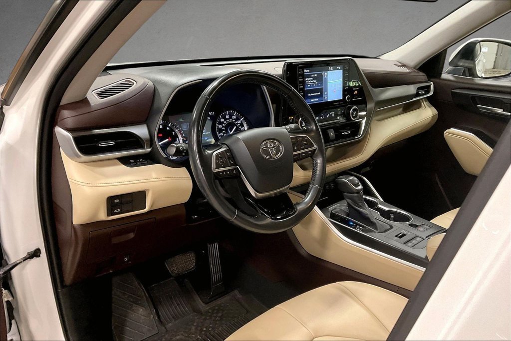 Used 2020 Toyota Highlander XLE AWD/4WD image 18