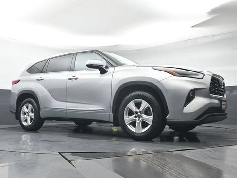 Used 2022 Toyota Highlander LE AWD/4WD image 36