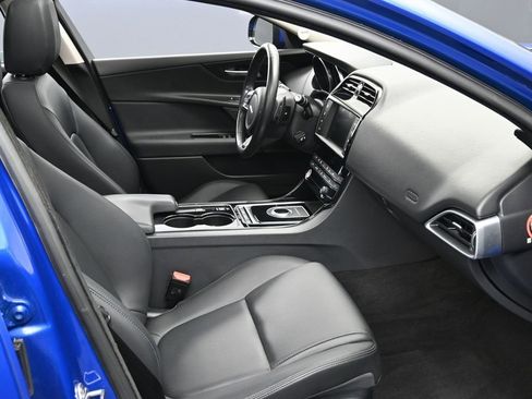 Used 2017 Jaguar XE Premium image 39