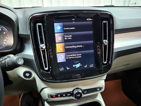 Used 2022 Volvo XC40 T5 Momentum image 21