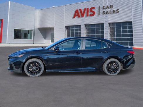 Used 2025 Toyota Camry SE image 2