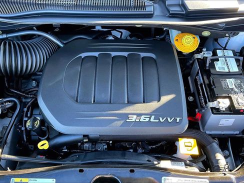 Used 2018 Dodge Grand Caravan SE w/ UConnect Hands-Free Group image 30