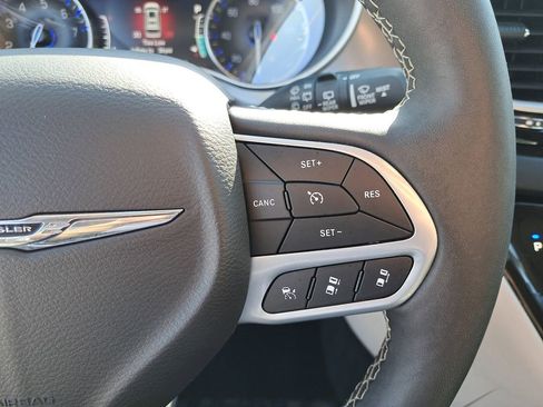 Used 2024 Chrysler Pacifica Touring-L image 18