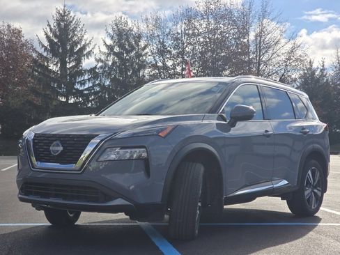 Used 2023 Nissan Rogue SL w/ SL Premium Package image 12