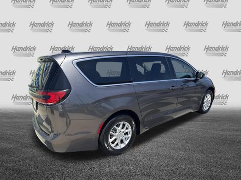 Used 2023 Chrysler Pacifica Touring-L FWD image 10