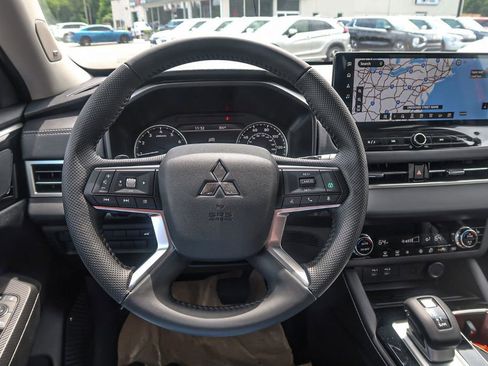 New 2025 Mitsubishi Outlander AWD image 28