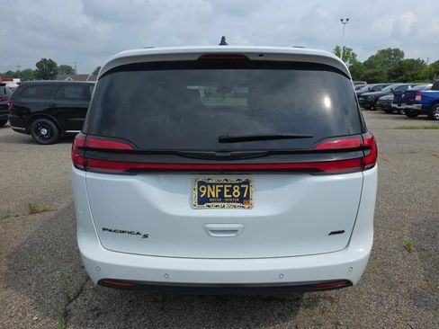 Used 2023 Chrysler Pacifica Touring-L w/ S Appearance Package AWD/4WD image 4