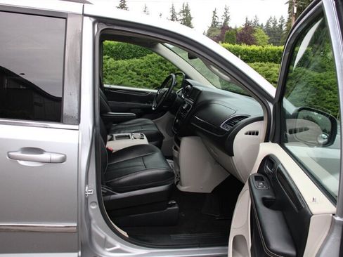 Used 2014 Chrysler Town & Country Touring FWD image 15