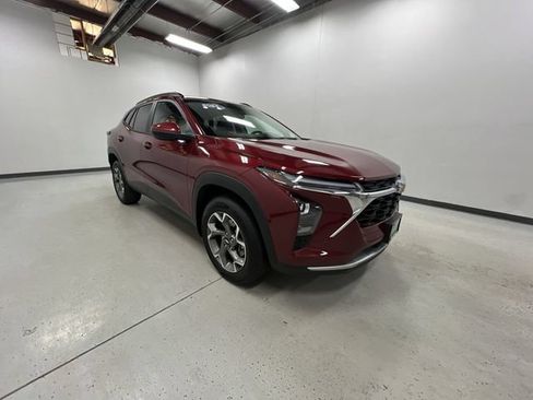 Certified 2024 Chevrolet Trax LT w/ Driver Confidence Package FWD image 2