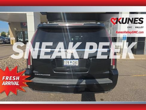 Used 2017 Cadillac Escalade Luxury AWD/4WD image 4