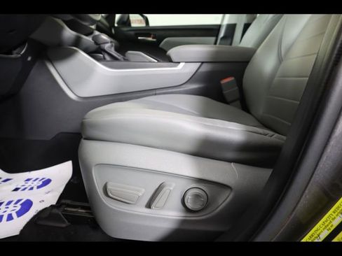 Used 2022 Toyota Highlander XLE image 22