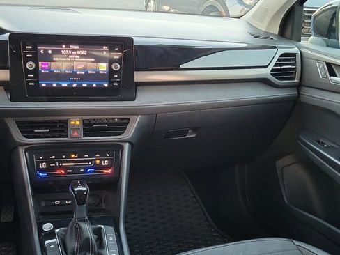 Used 2025 Volkswagen Taos SE image 4