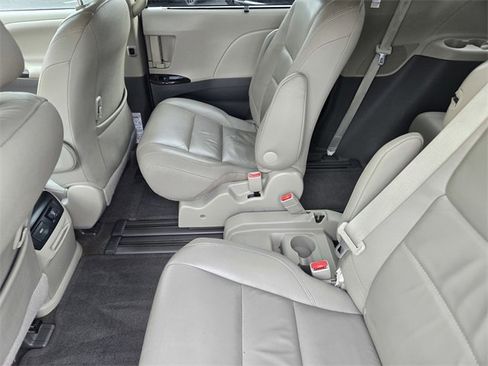 Used 2017 Toyota Sienna XLE image 14